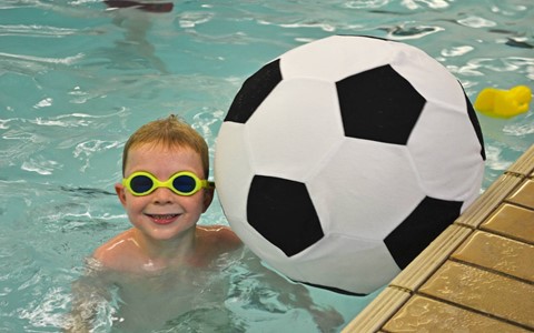 Holiday Sports – Swimmer with inflatable ball